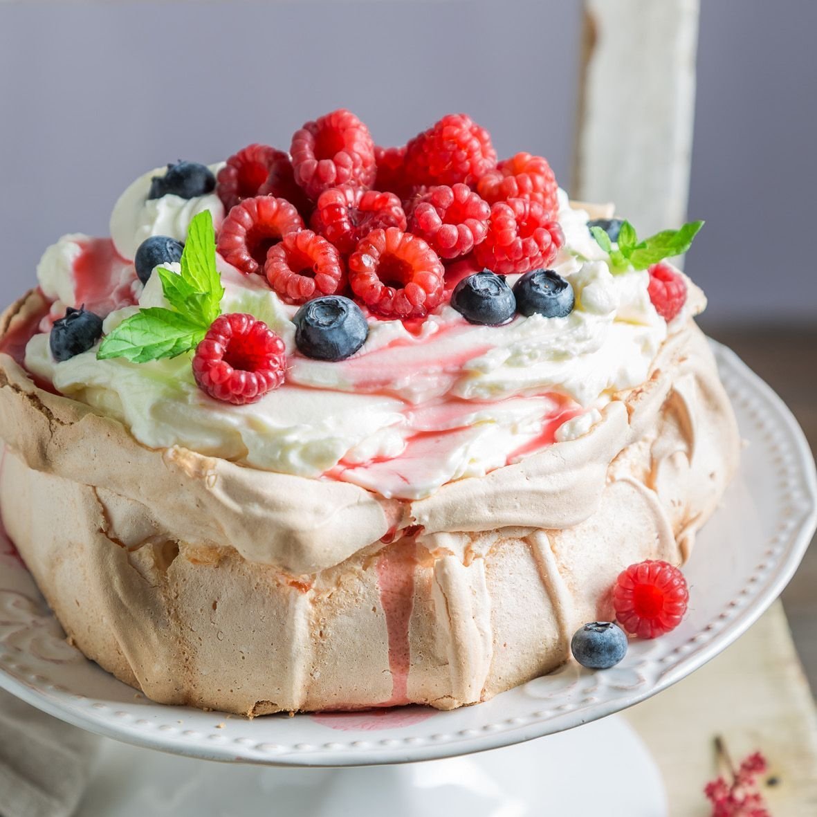 Павлова (торт) украшение клубникой