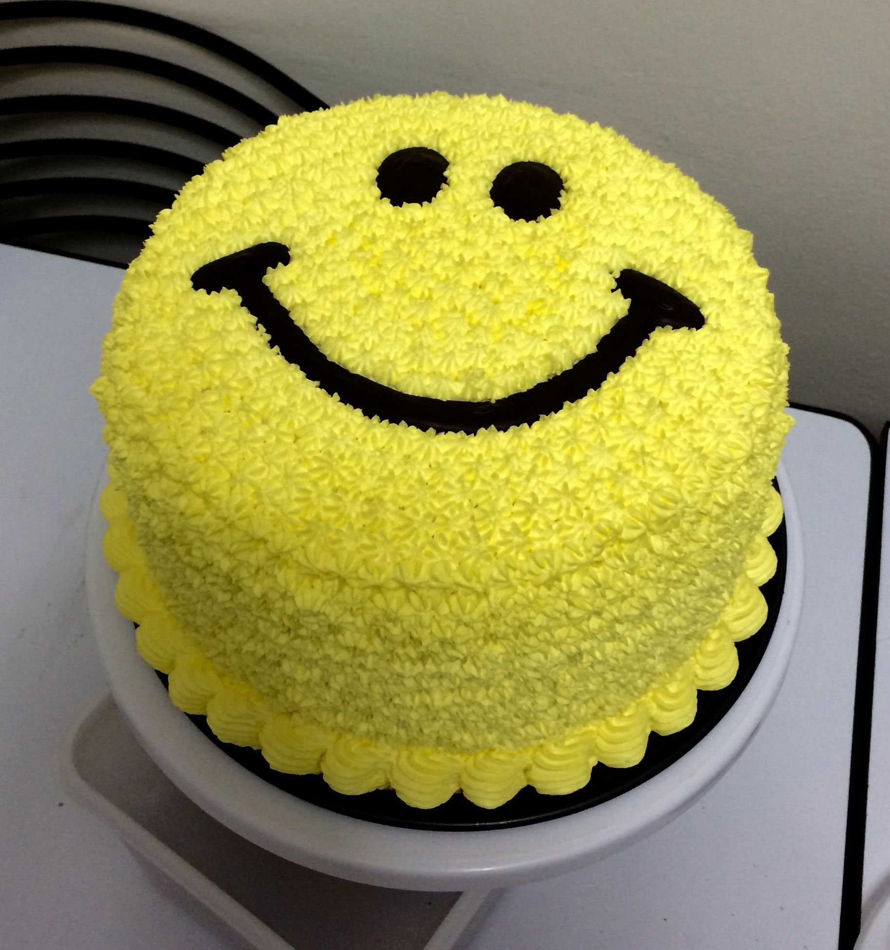 Торт улыбнись. Прикольные торты. Торт смайлик. Классный торт на день рождения. Торт детский.