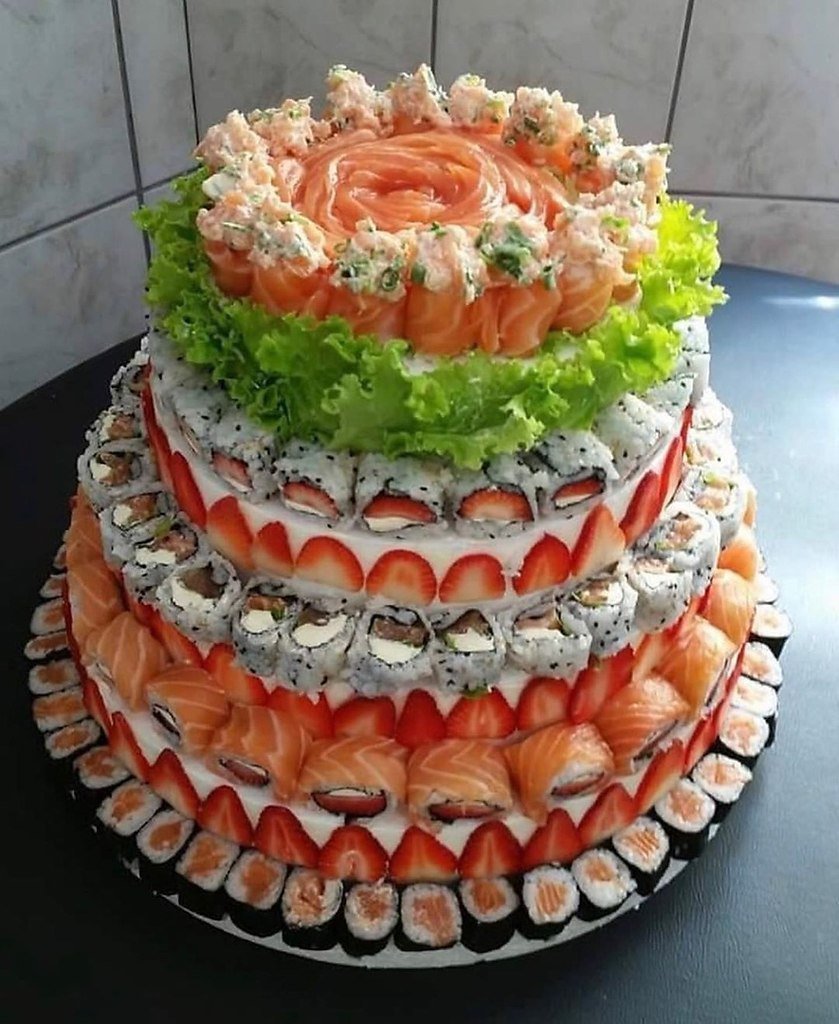 Праздничный стол с роллами