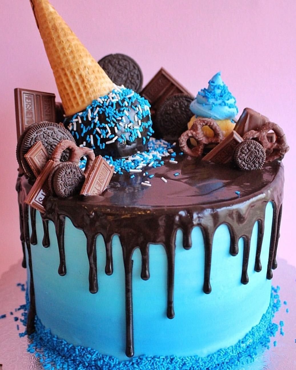 Красивые торты 11 лет. Украшение торта сладостями. Украшение шоколадного торта для девочки. Тортик с днем рождения. Украшение торта рожками вафельными.