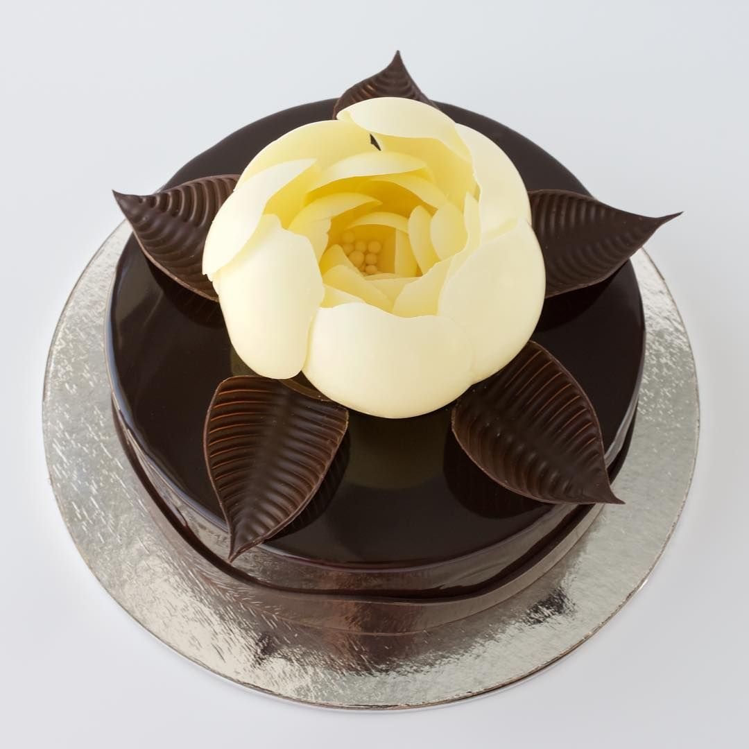 Цветы из шоколада для украшения торта