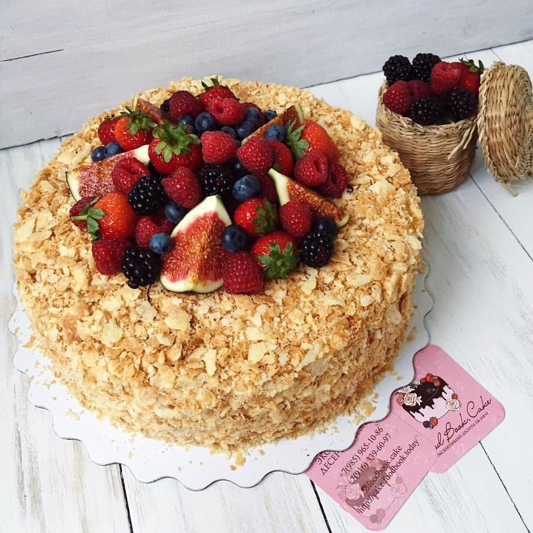 Медовик в клубникой и фисташкой