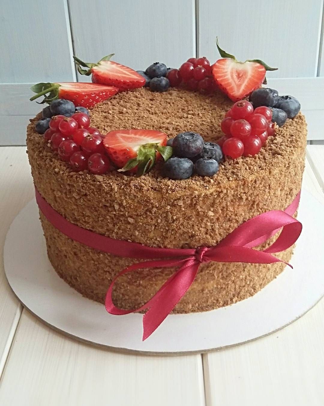 Украшение медовика клубникой