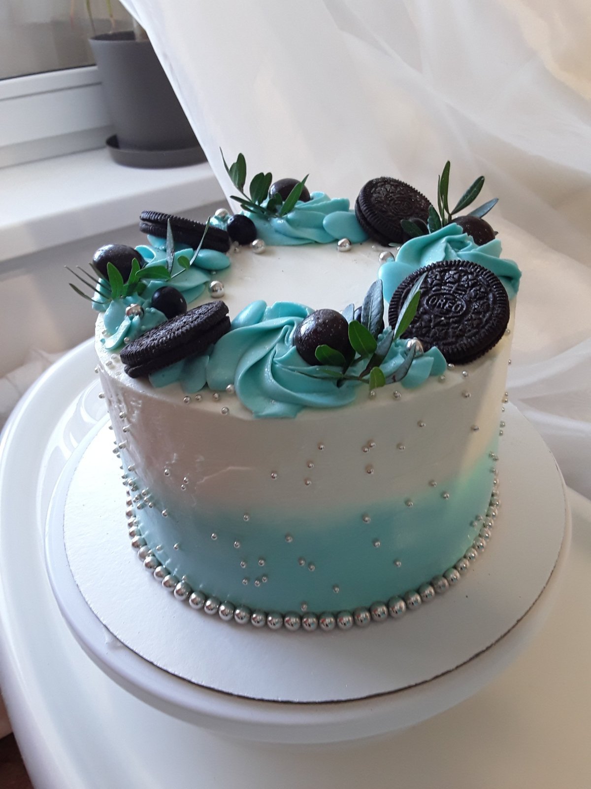 Бирюзовый торт с розами
