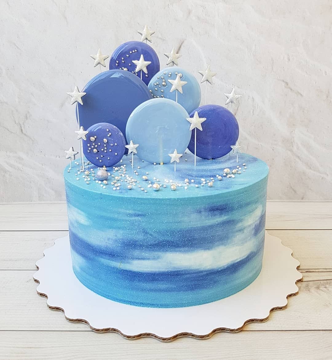 Белый торт мальчику. Голубой торт. Декор торта голубой. Торт бело голубой для мальчика. Торт в голубых тонах для девочки.