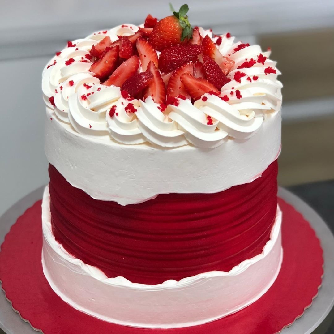 Красно белый торт без мастики
