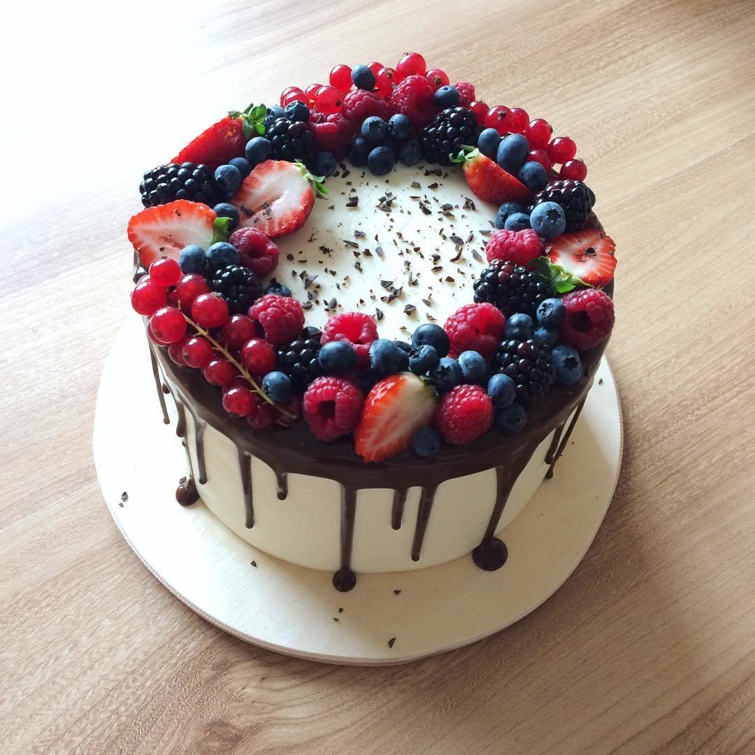 Шарлотка со смородиной замороженной