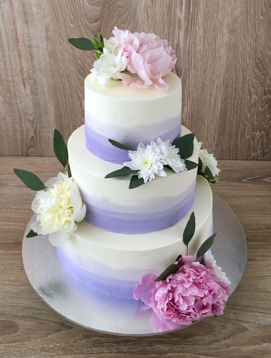Двухъярусный торт с живыми цветами