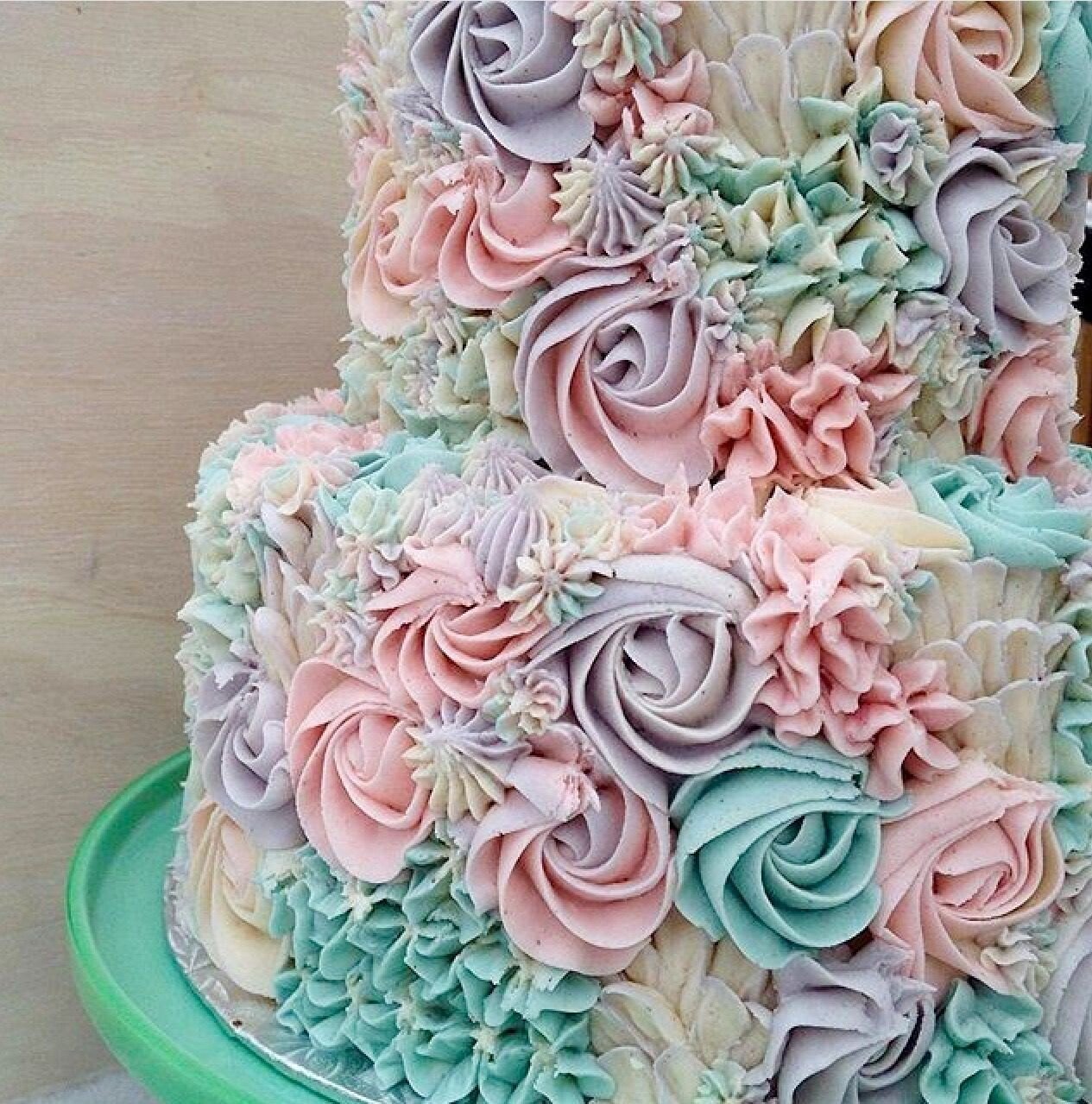 Фото кремовых тортов. Кремовое украшение торта. Украшение торта безе. Украшение торта кремовыми цветами. Торт кремовый.