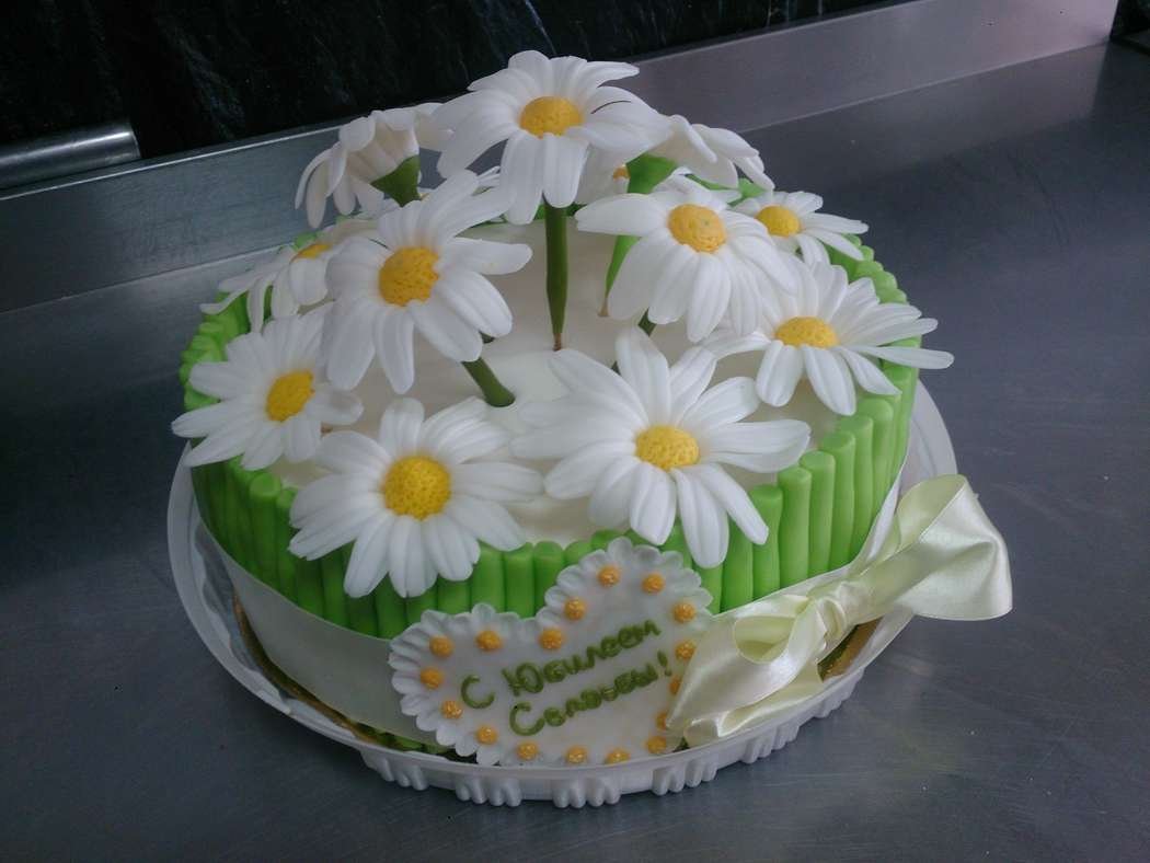 Декор торта с ромашками