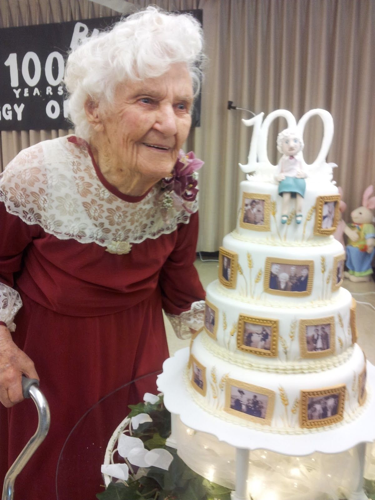 Подарки на 95 лет. Торт для бабушки на день рождения. Торт для бабули на день рождения. Тортик на юбилей бабушке. Торт на юбилей 70 лет бабушке.