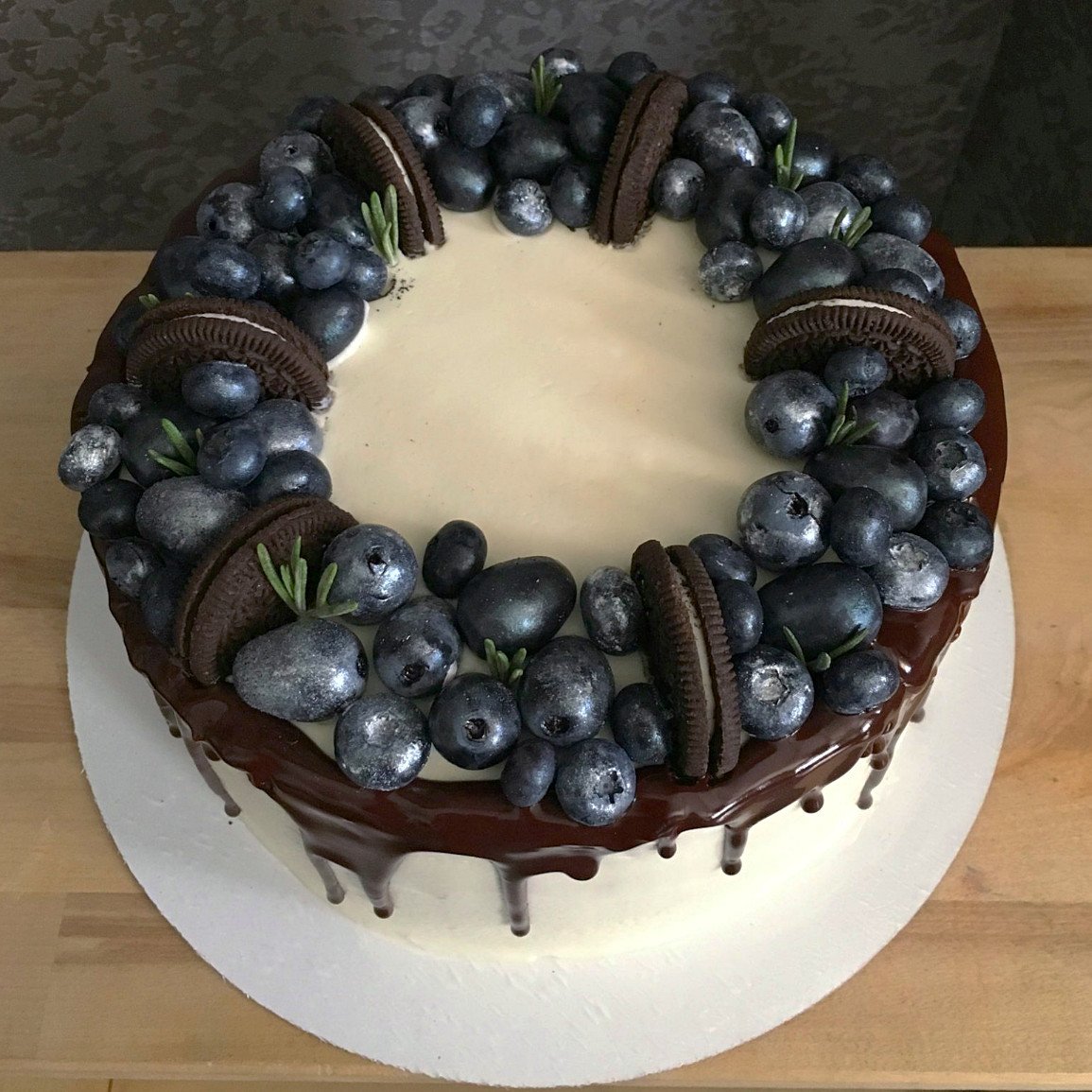 Украсить торт виноградом и орехами