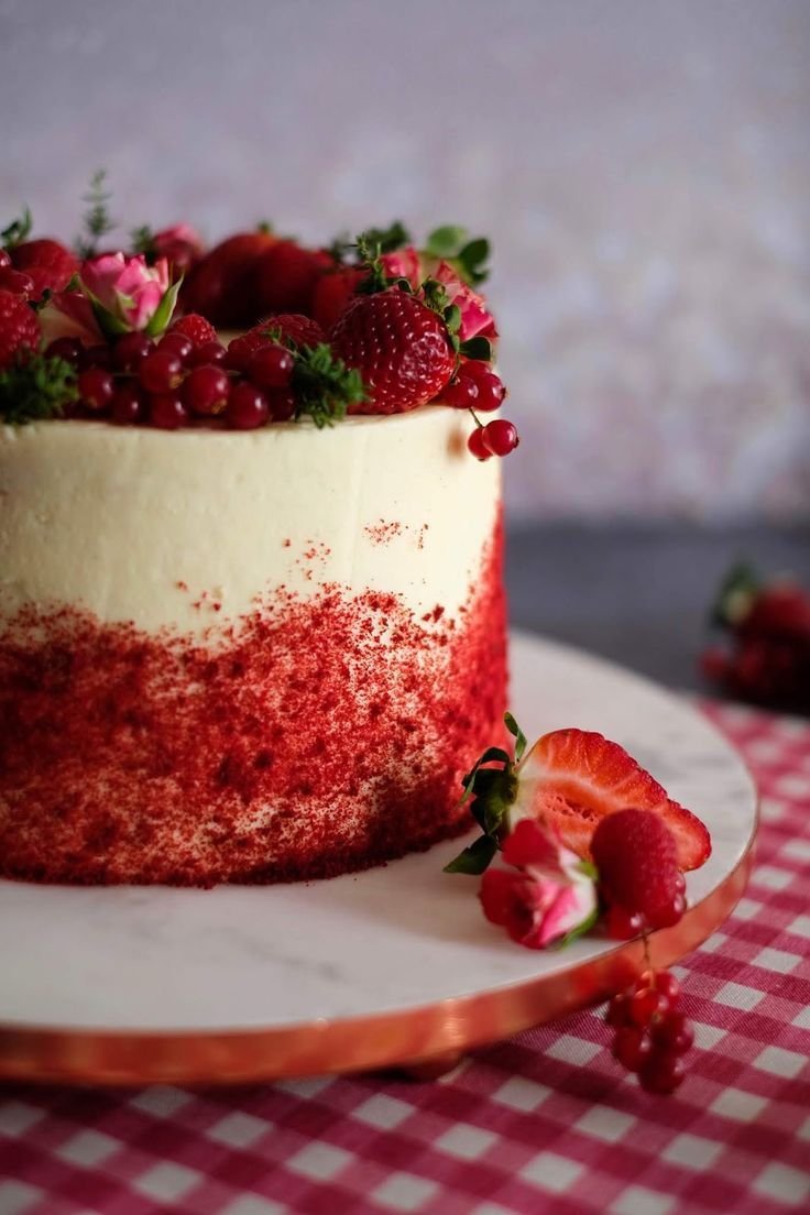 Украшение торта красный бархат ягодами