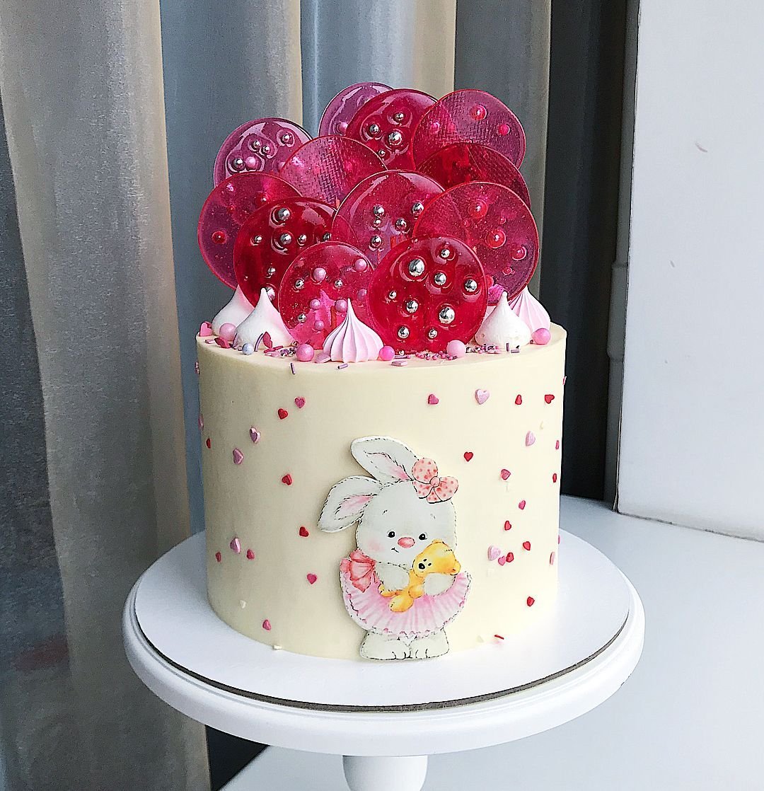 Торт с леденцами розовый