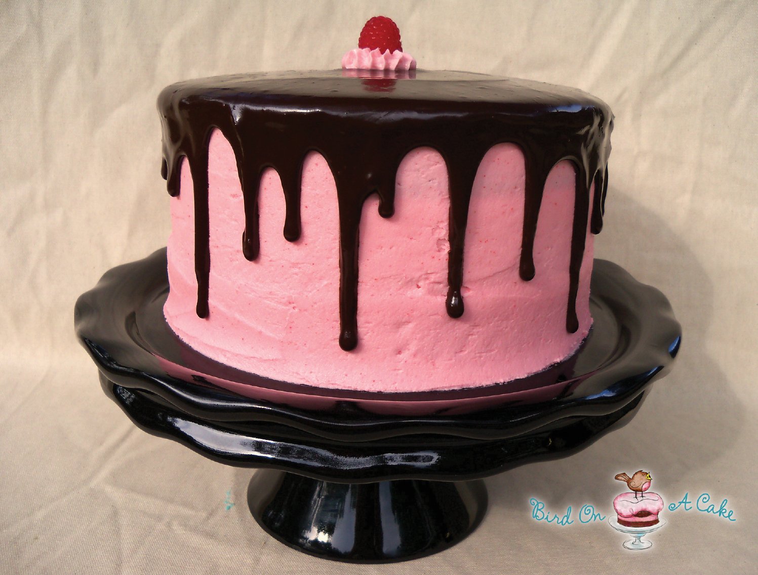 Черно розовый торт. Торт черный с розовым. Торт черно розовый. Черный торт с розовыми подтеками. Тортик черный розовый.