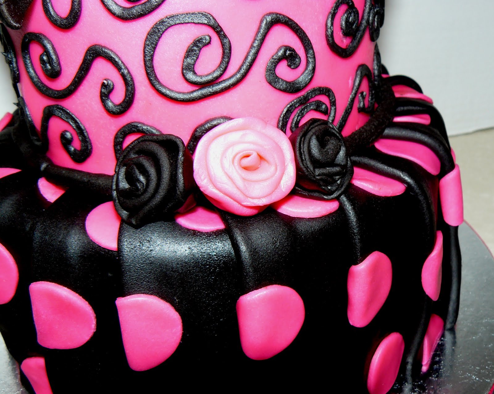 Черно розовый торт для девочки. Торт черный с розовым. Яркий торт черно розовый. Торт в черно розовом стиле. Черно розовый торт