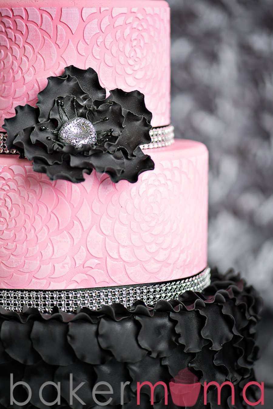 Черно розовый торт. Торт Блэк Пинк. Торт черно розовый. Торт черный с розовым. Темно розовый торт.