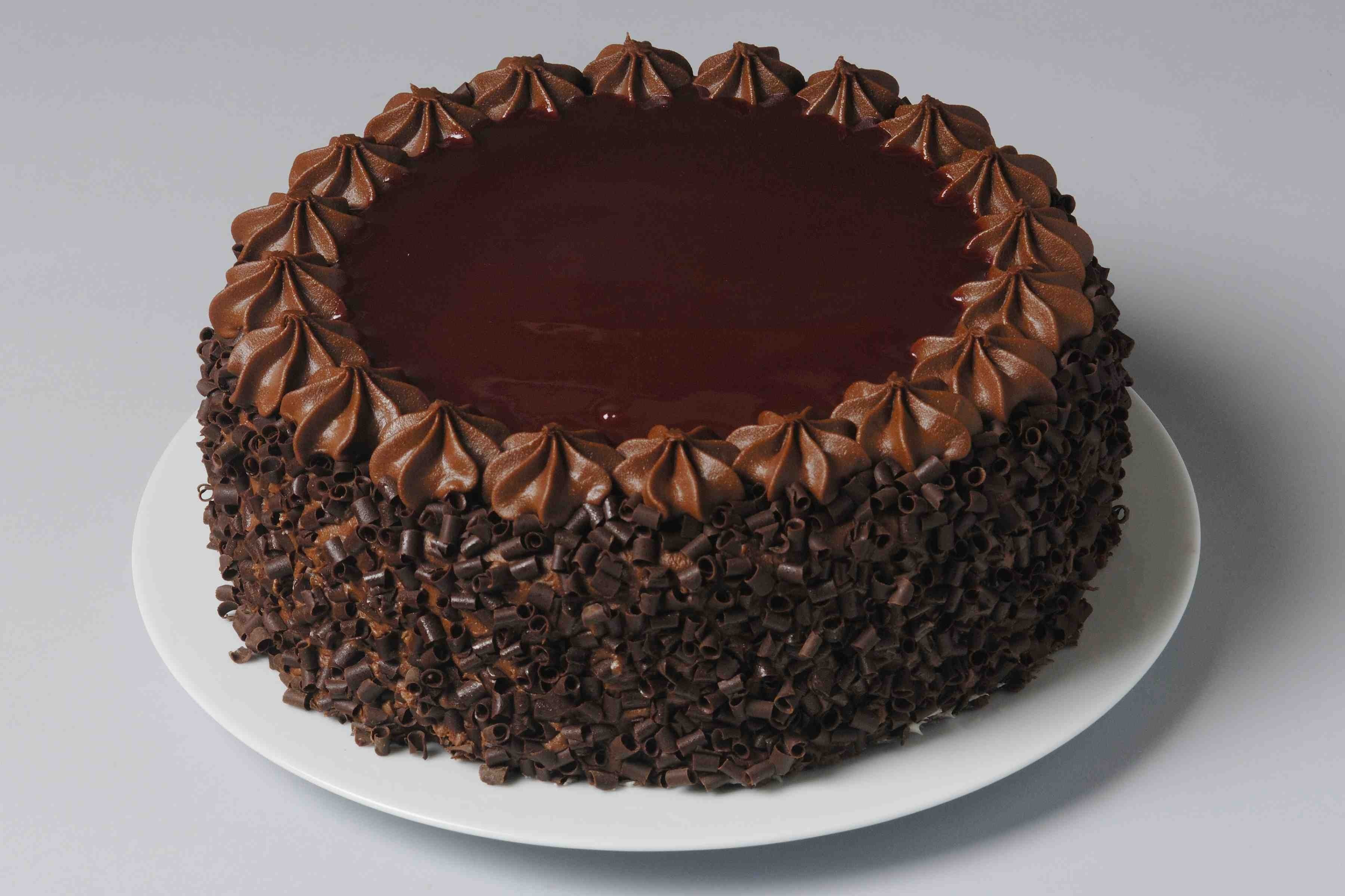 Торт пражский в домашних условиях. Заливной шоколадный торт Farshe. Торт с шоколадным декором. Украшение торта шоколадной стружкой. Украшение торта шоколадом.