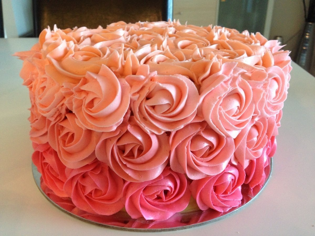Торт украшенный розами