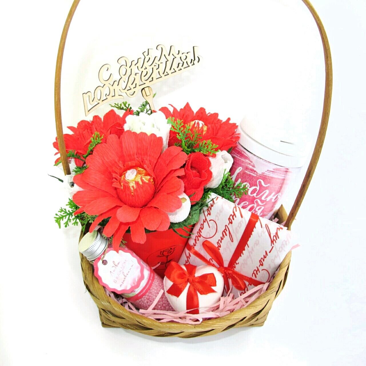 Подарочные корзины для женщин на день рождения. Корзинка с цветами и конфетами. Сладкий букет в корзине. Корзина с цветами и сладостями. Конфетные букеты корзинки.