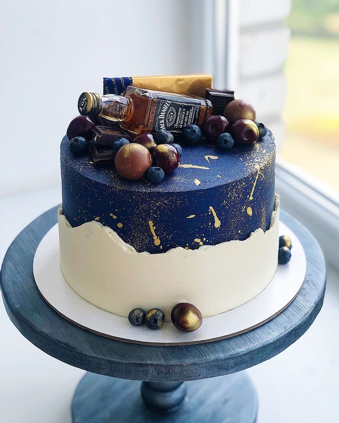 Лаконичный декор торта для мужчины