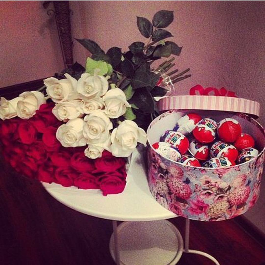 Хочу цветы и подарки. Красивые подарки для девушки. Коробка с цветами и конфетами. Сладости для девушки подарок. Цветы подарок для девушки.