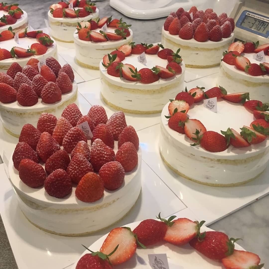 Торт с декором из клубники