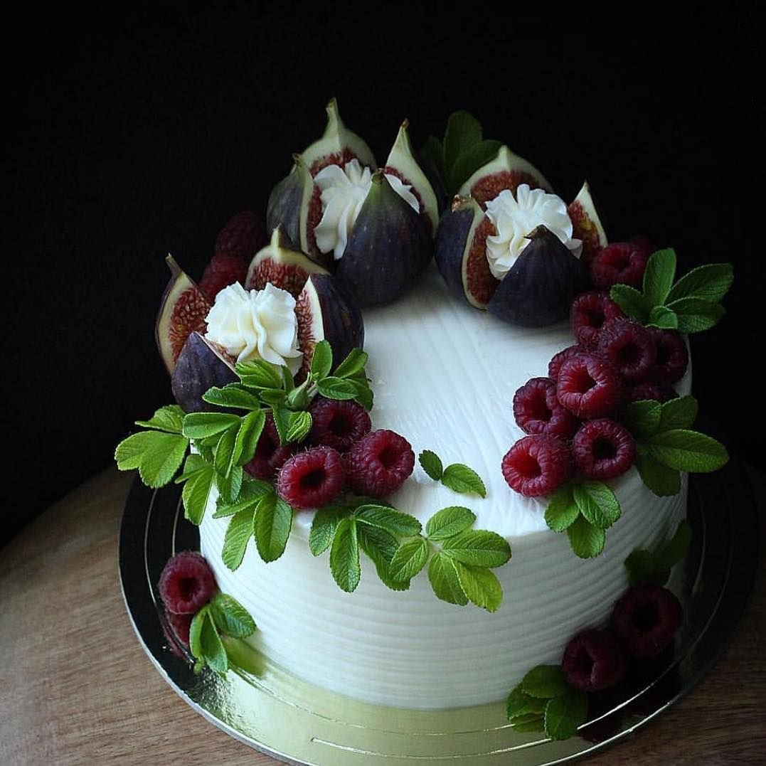 Торт корзина с клубникой