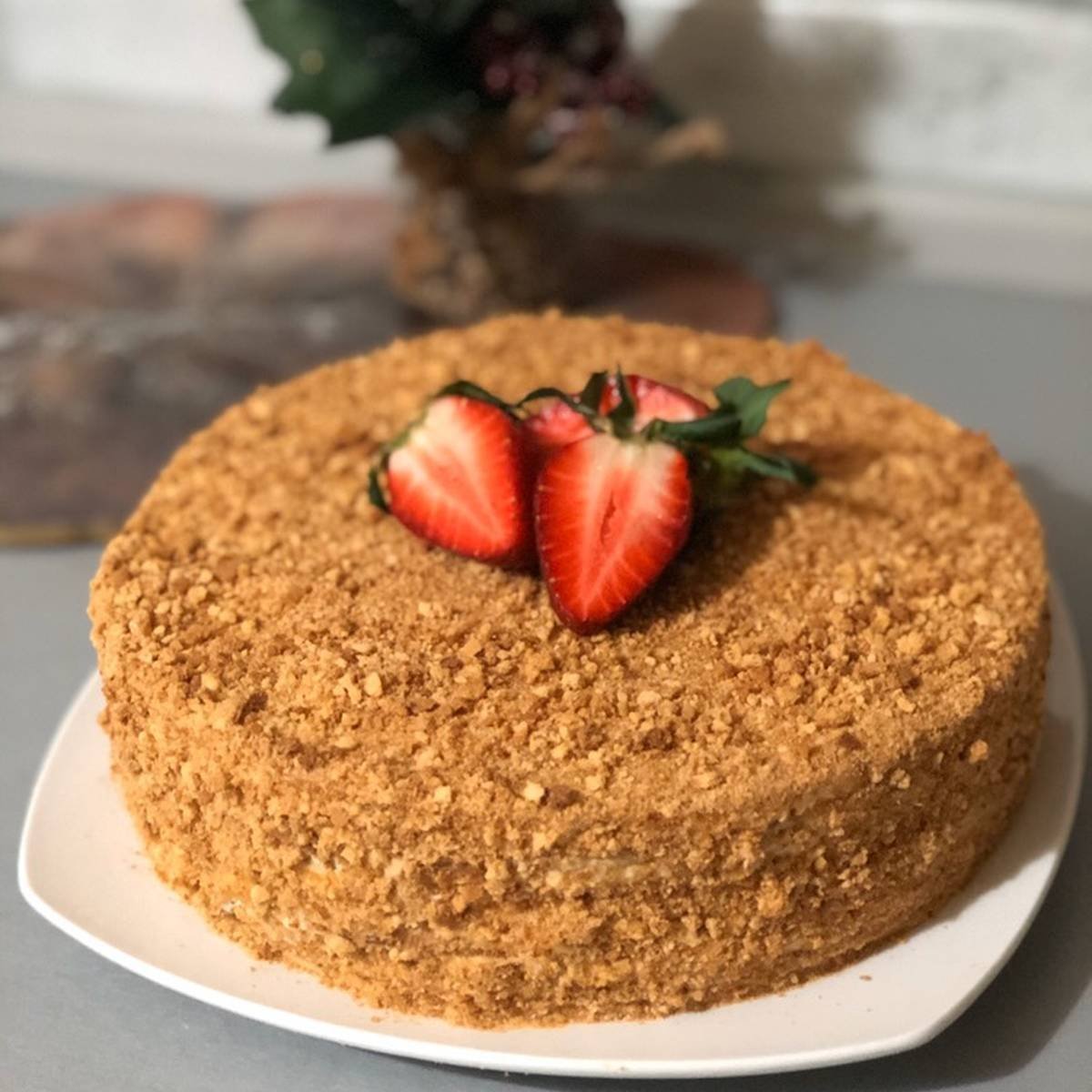 Медовик с клубникой