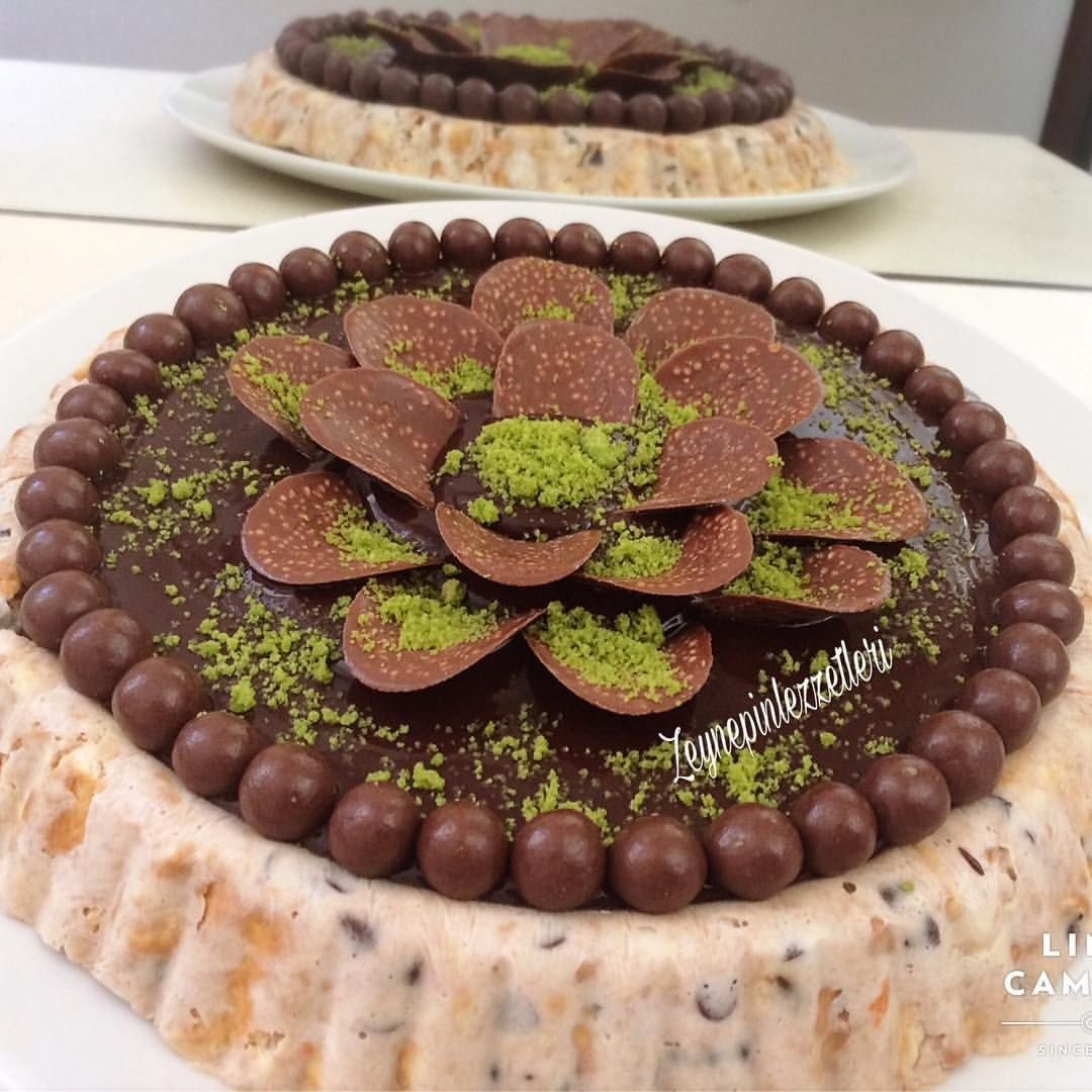 Торт с шоколадками и конфетами сверху