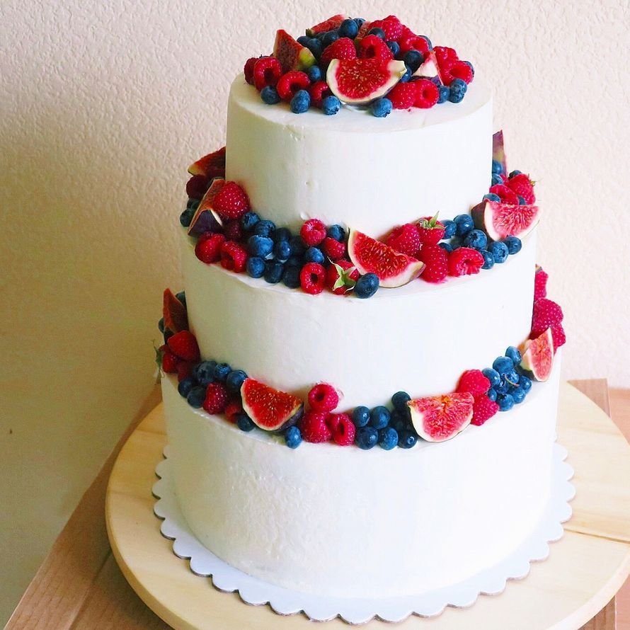 Фото трехъярусного. Трехъярусный торт. Трехэтажный торт. Торт трехъярусный детский. Свадебный торт с ягодами трехъярусный.
