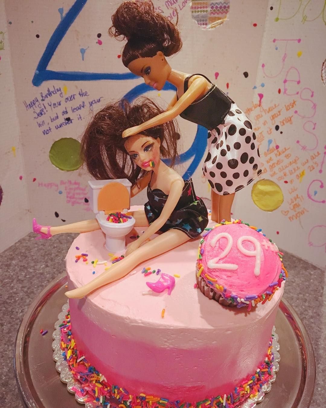 Торт на день рождения сестре прикольные. Торт для девушки. Торт девочка. Торт для подруги. Тортик для подружки.