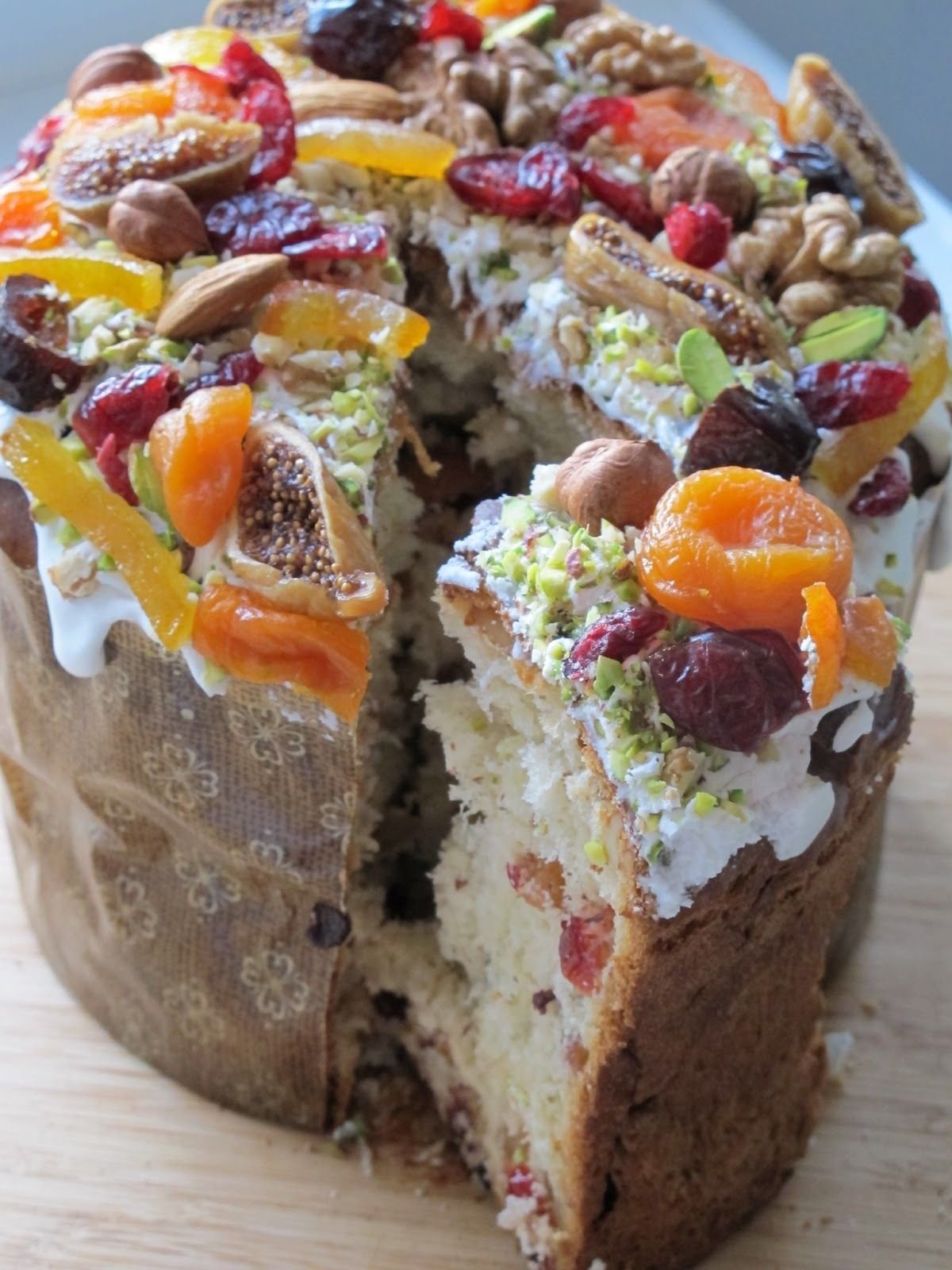 Украшение куличей цукатами и сухофруктами