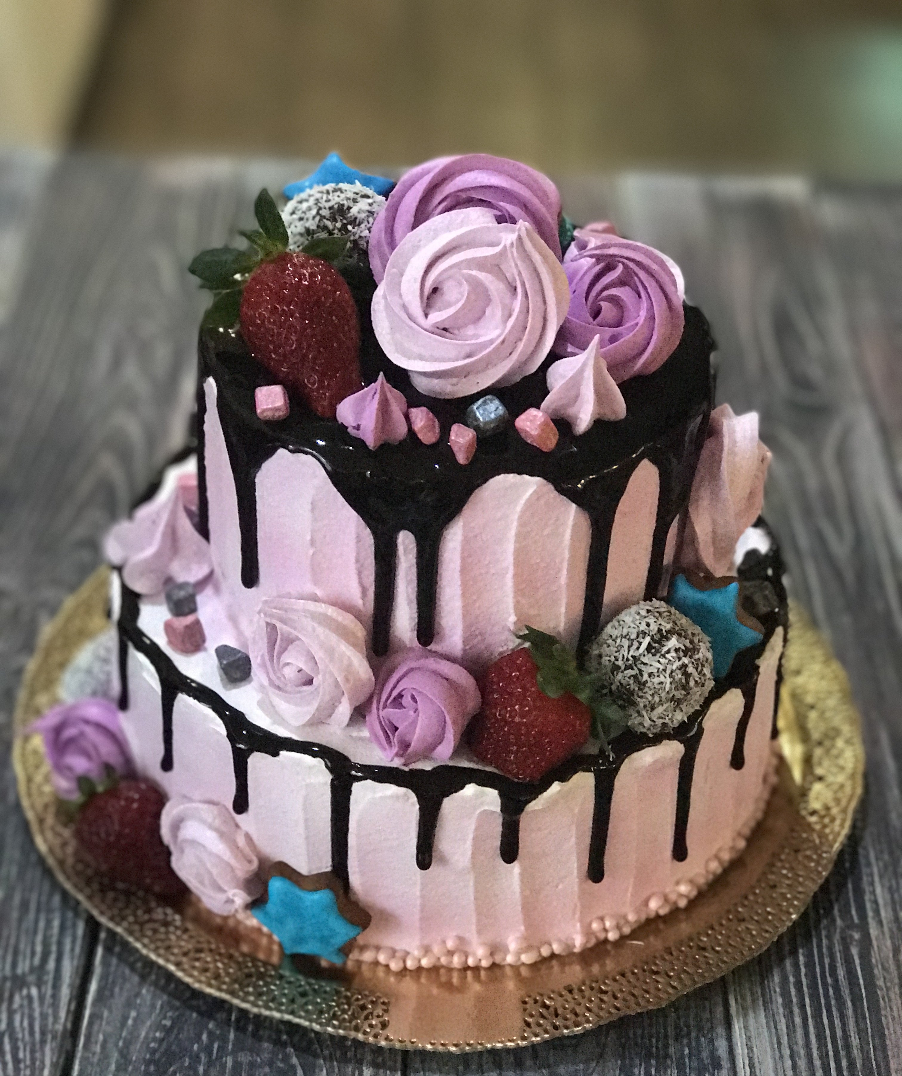 Оформление торта на день рождения девочке. Украшение торта. Кремовое украшение торта. Торт девочка. Красивые торты для девочек.