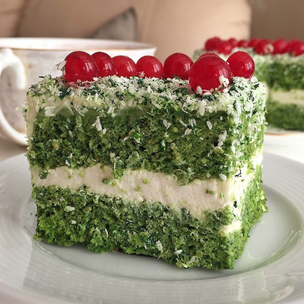 Торт с малиной и мятой