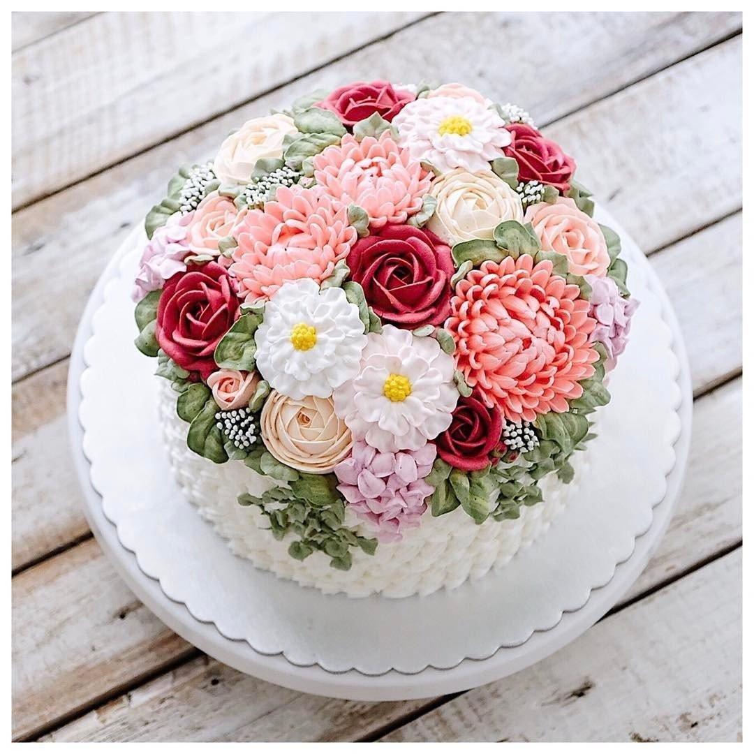 Торт украшенный цветами из крема