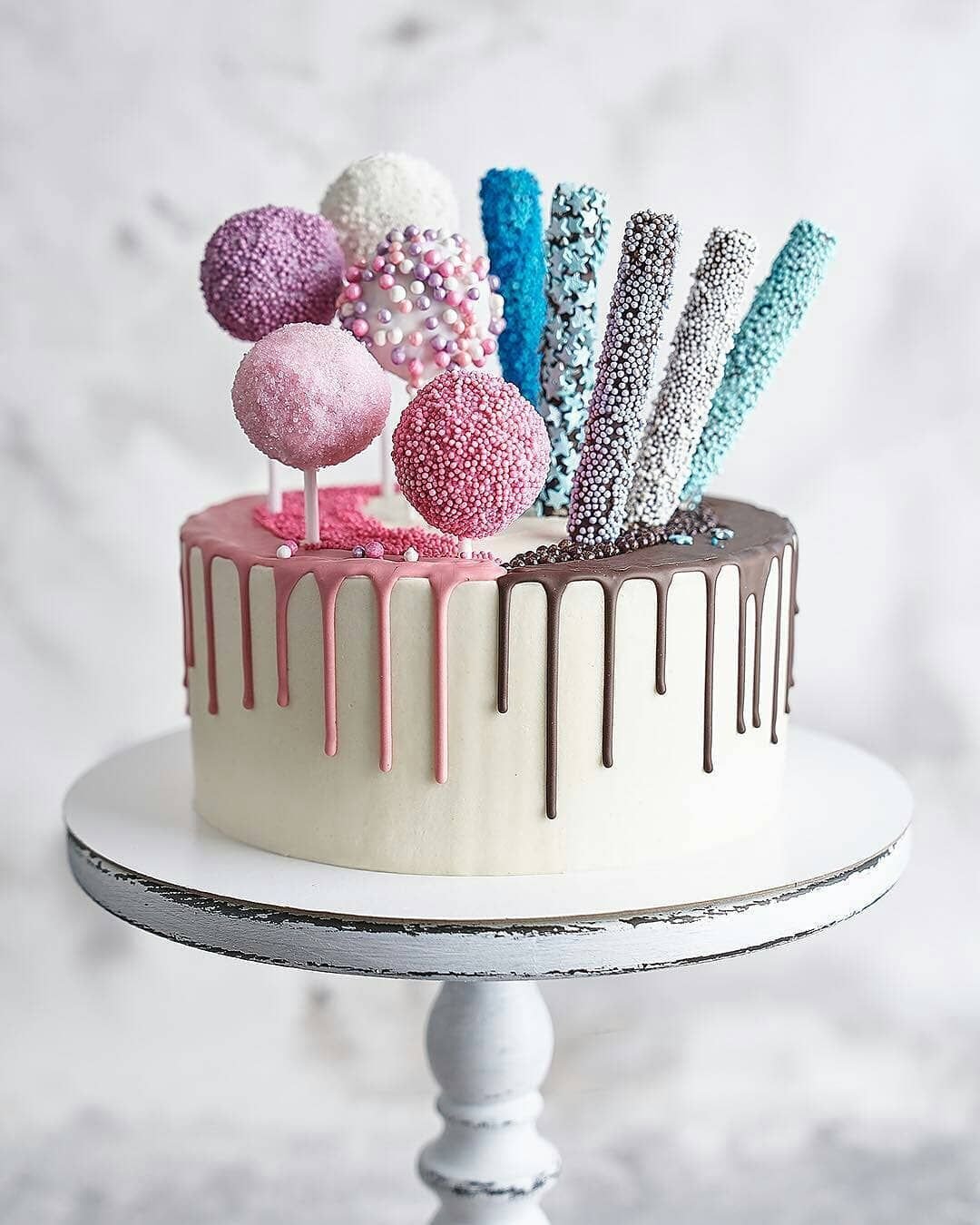 Торт украшенный кейк попсами
