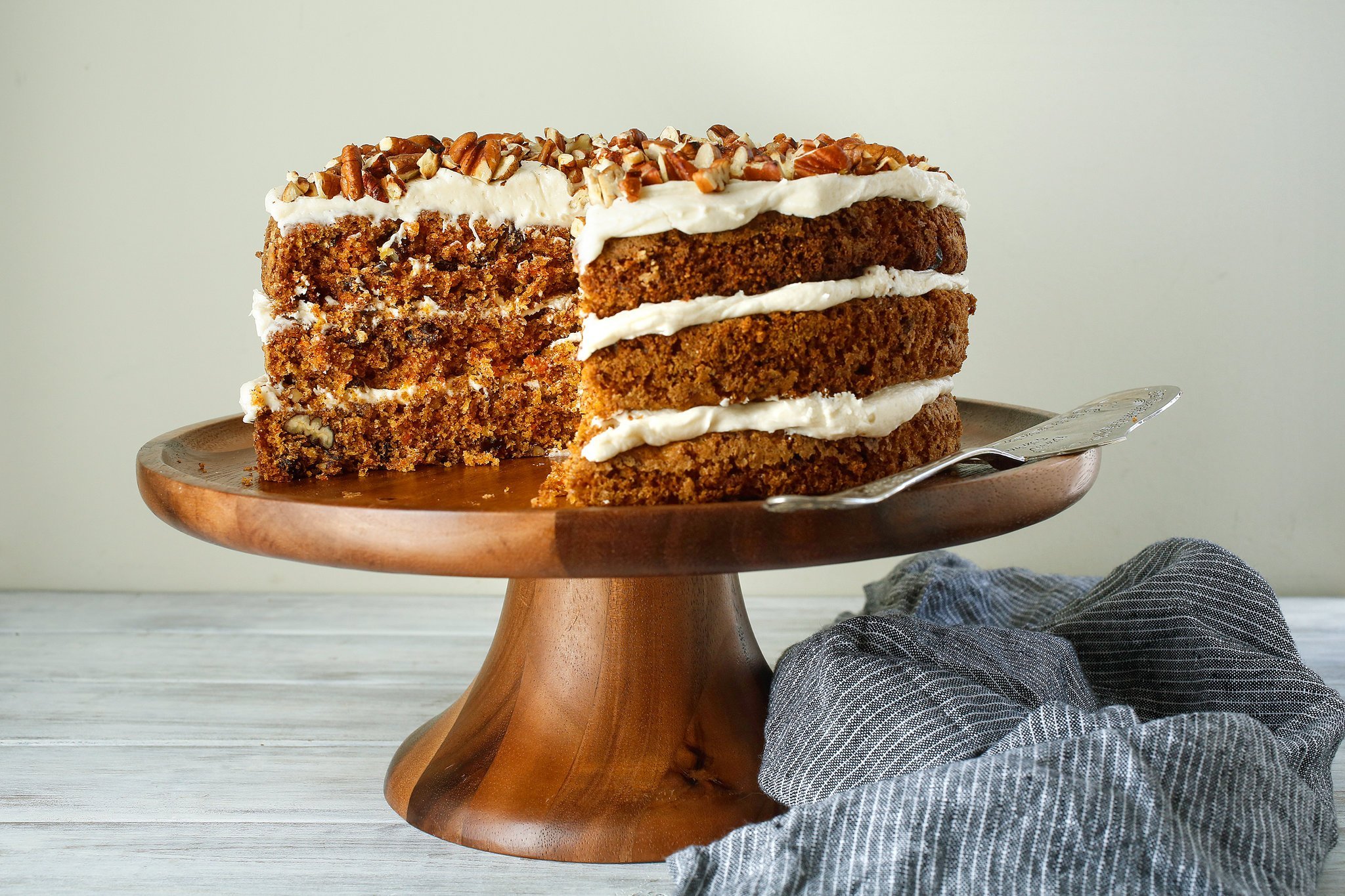 Ореховый торт рецепт в домашних. Украшение морковного торта. Торт морковный. Ореховый тортик. Постный торт.
