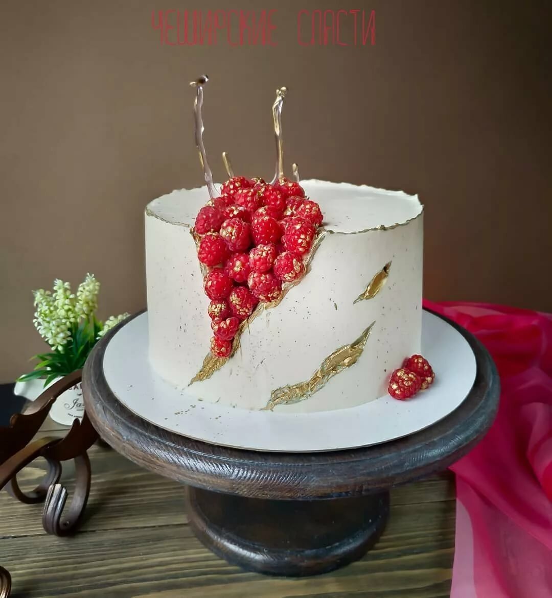 Торт с карамелью и фруктами