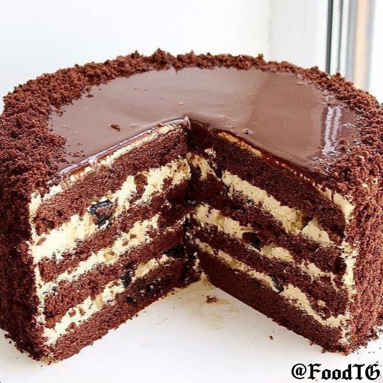 Торт самостоятельно приготовить. Бисквитный торт. Шоколадный торт. Шоколадный бисквитный торт. Шоколадный бисквит для торта.