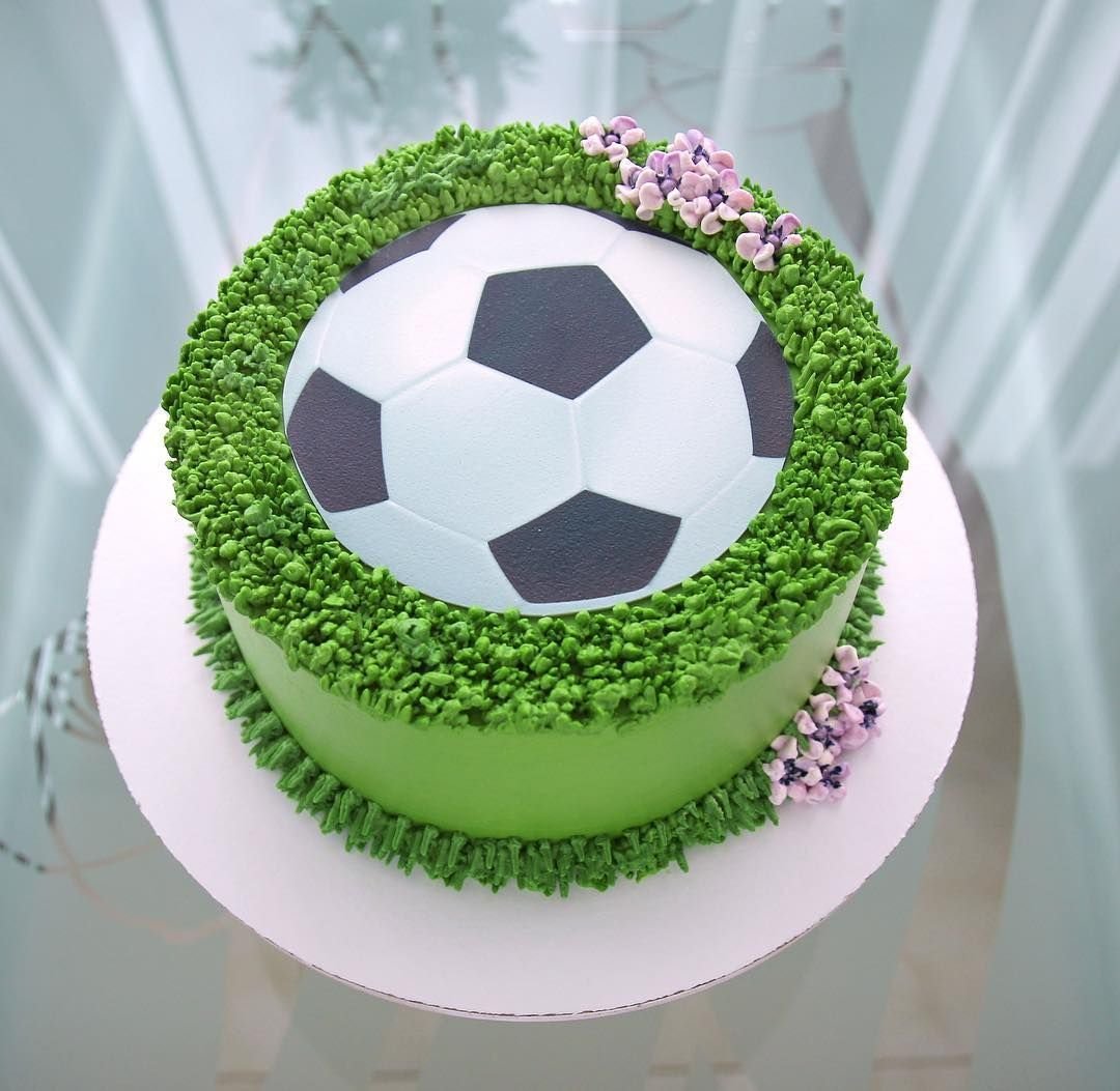 Торт для мальчика мяч. Торт футбольный. Торт футбольный мяч. Торт с футбольной тематикой. Украшение торта для мальчика футболиста.