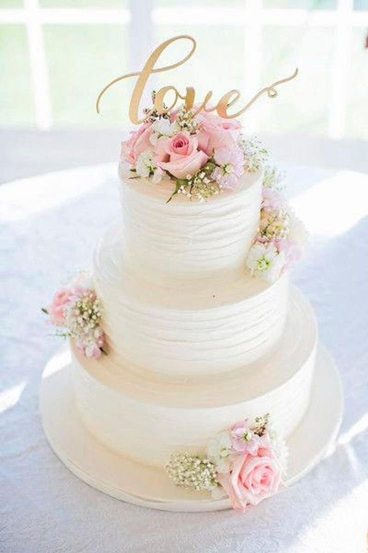 Свадебный торт трехъярусный белый
