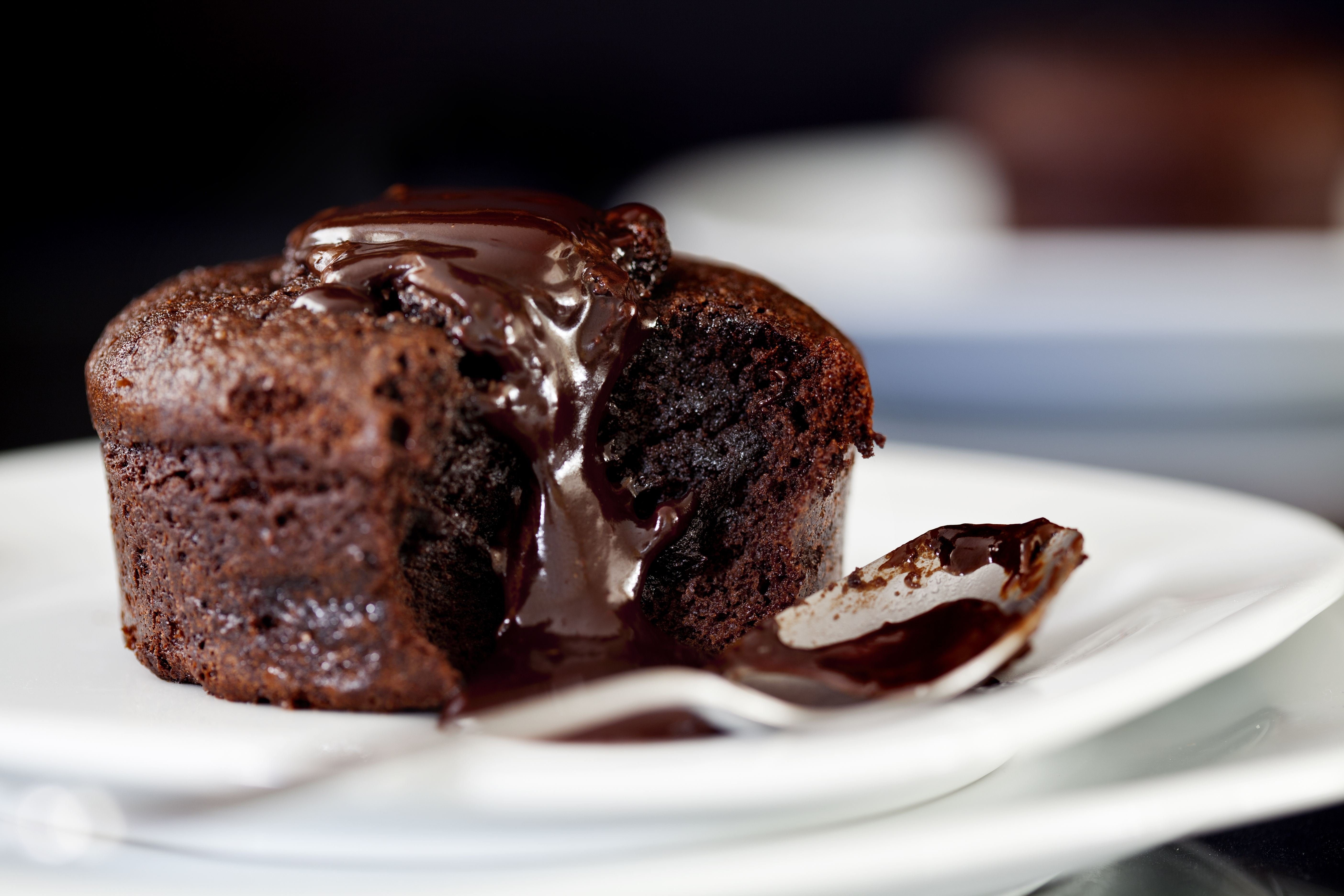 Десерт в микроволновке. Шоколадное суфле. Десерт с шоколадом. Шоколадное пирожное с жидкой. Шоколадный десерт с ликером.