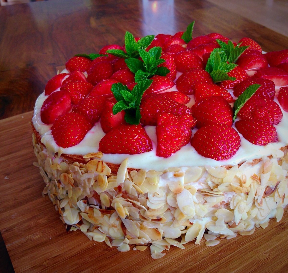 Морковный торт с клубникой