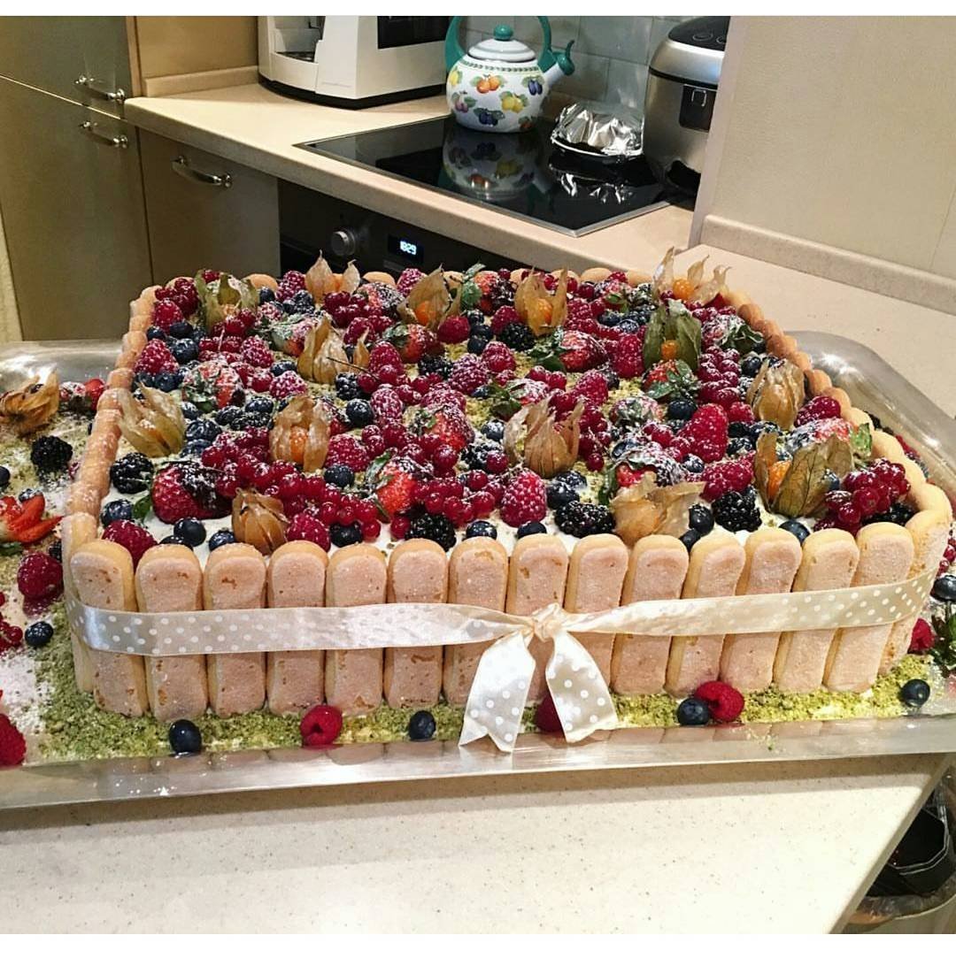 Шоколадный торт с клубникой