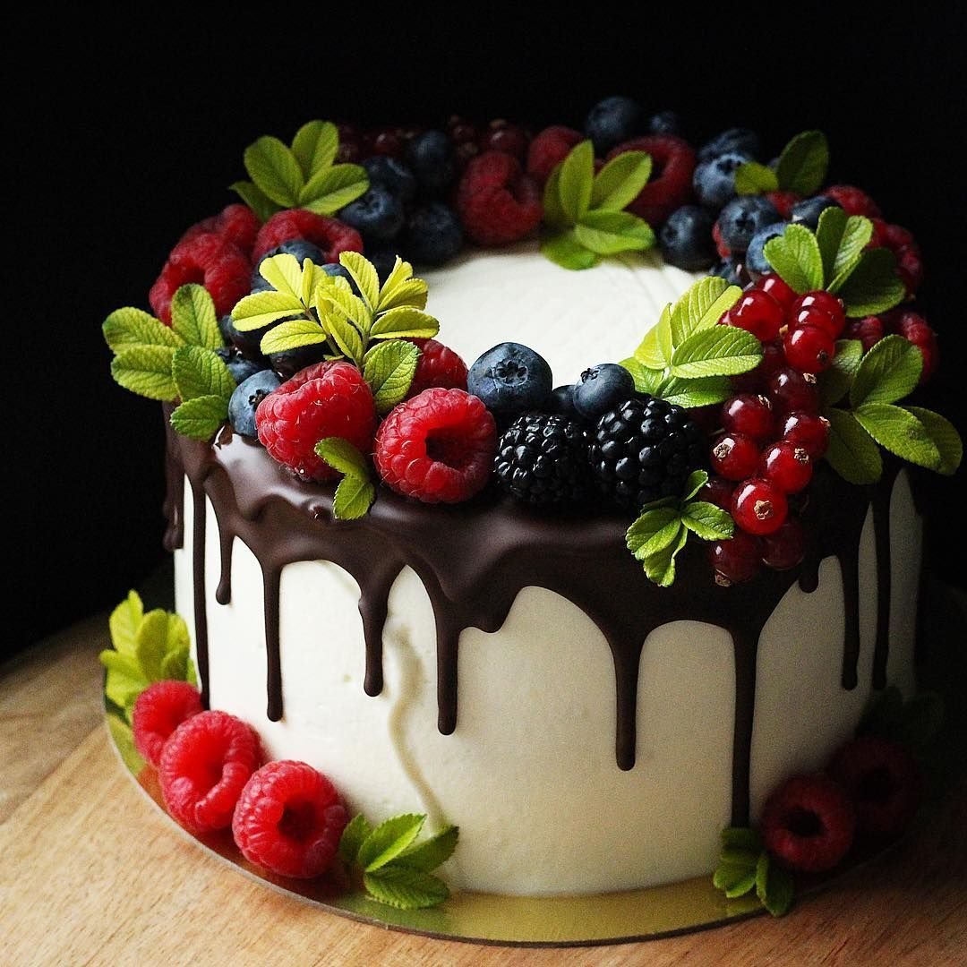 Оформление торта фруктами и ягодами