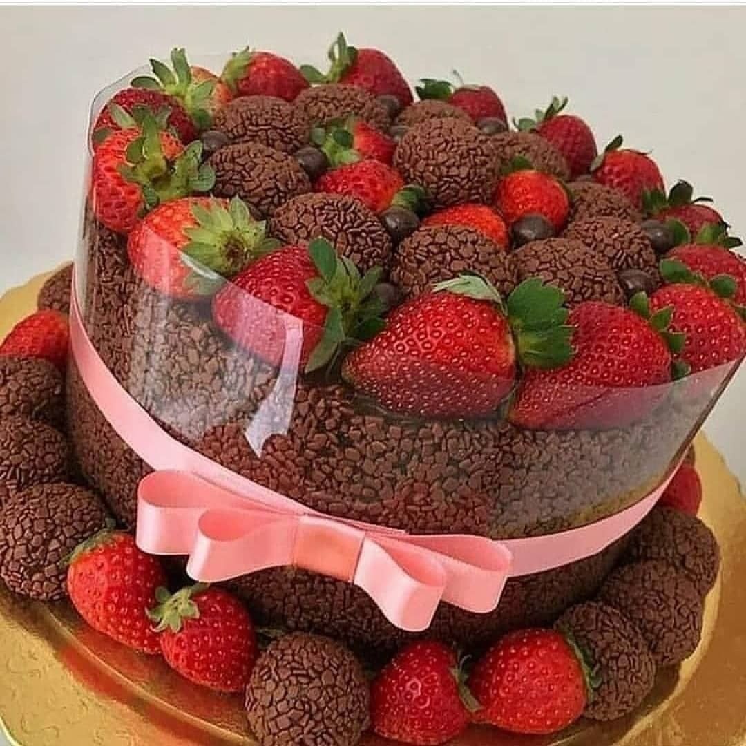 Шоколадный торт с клубникой