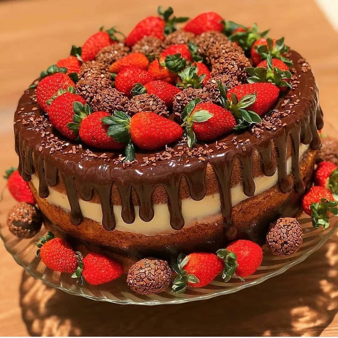 Украшение торта клубникой и черешней