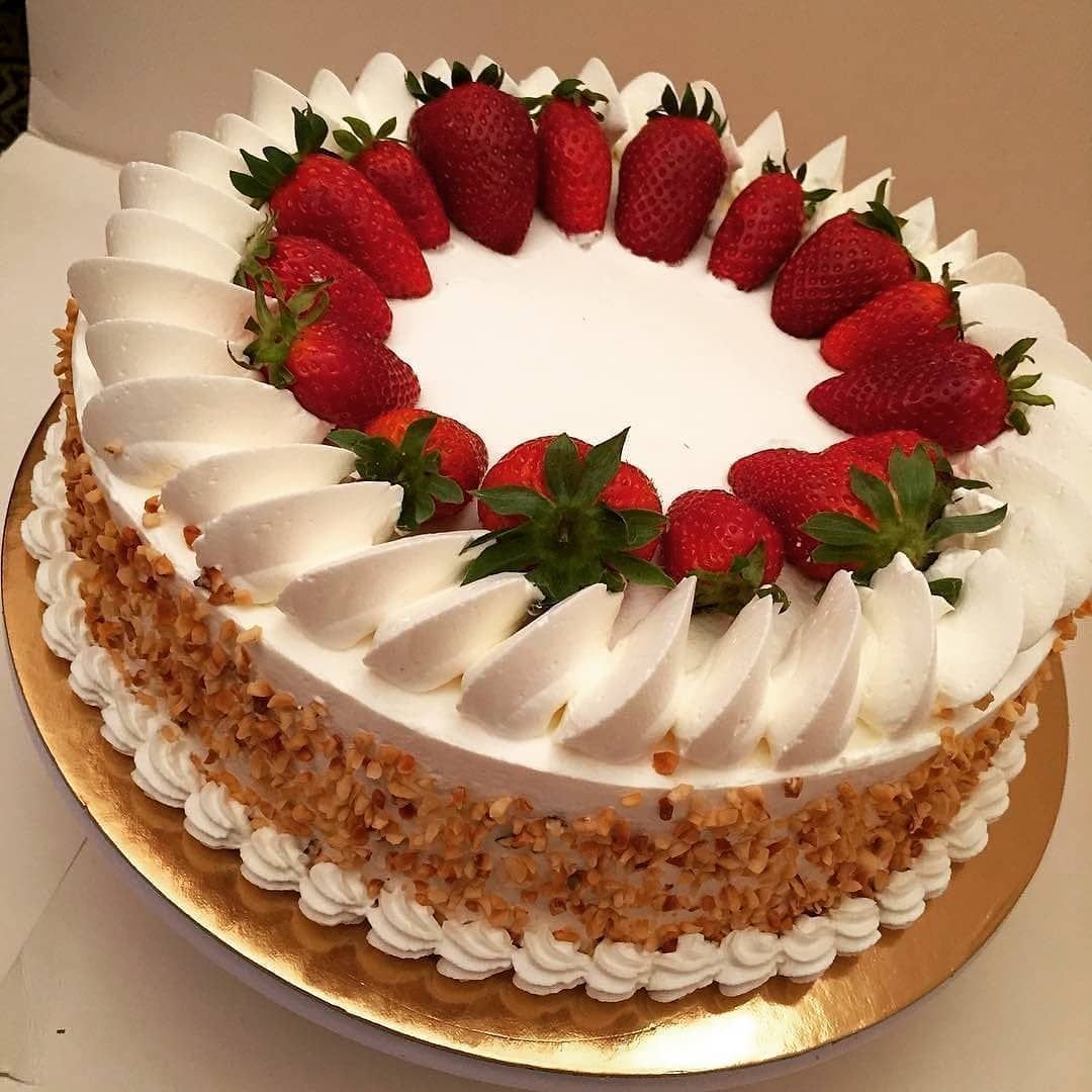 Медовое пирожное с клубникой