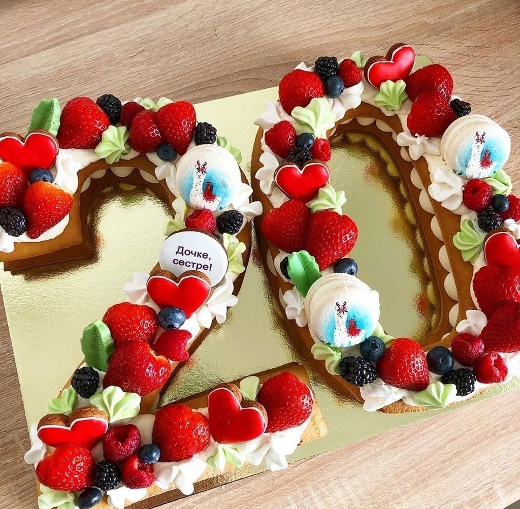 Торт цифра с клубникой и голубикой